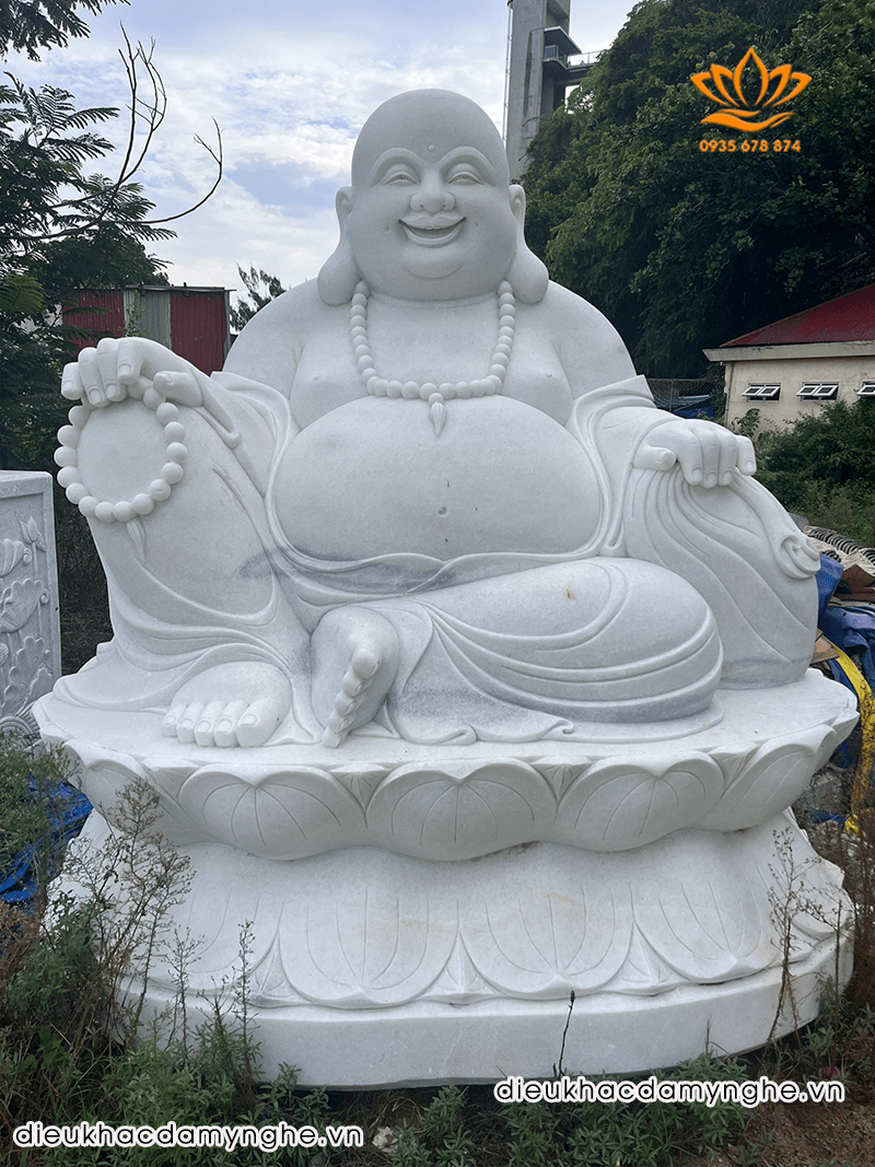 Tượng Phật Di Lặc Ngồi Bằng Đá Trắng Cao 2 Mét Để Sân Chùa