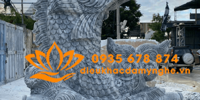 ban tuong ca chep hoc rong bang da xam khung cao 3 met tai da nang