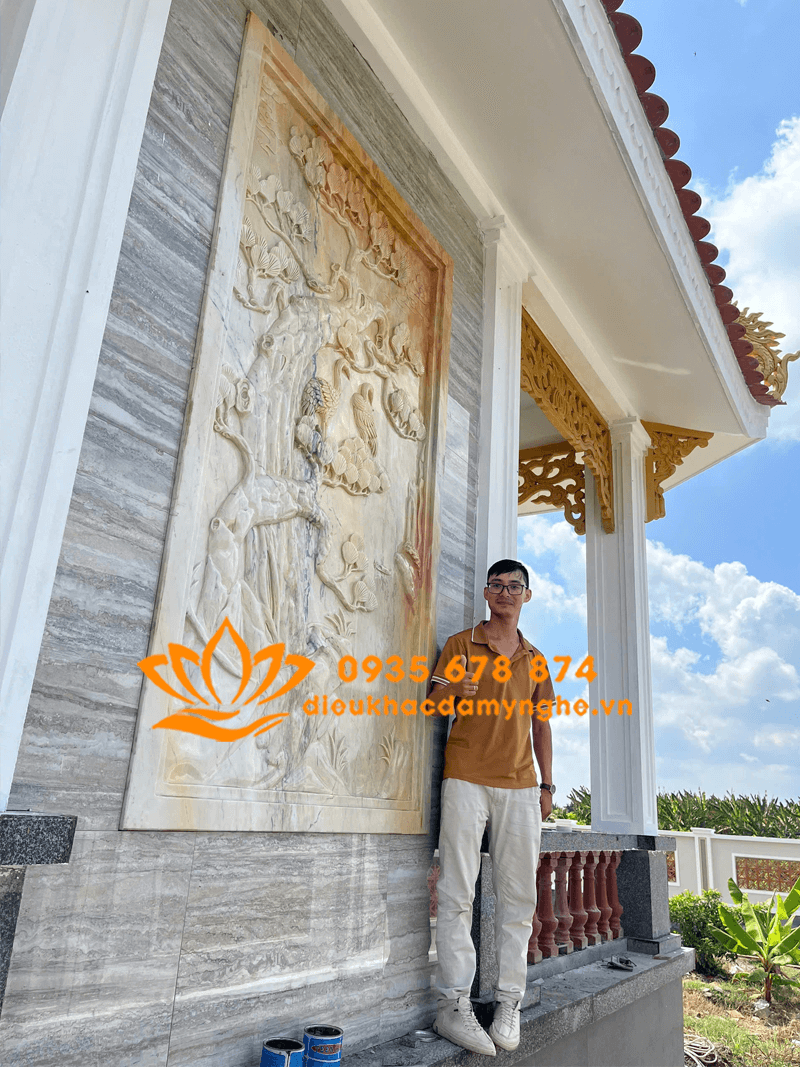 Tranh Phù Điêu Cây Tùng Trên Nền Đá Cẩm Thạch Non Nước