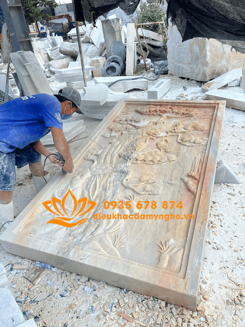 Tranh Phù Điêu Cây Tùng Trên Nền Đá Cẩm Thạch Non Nước
