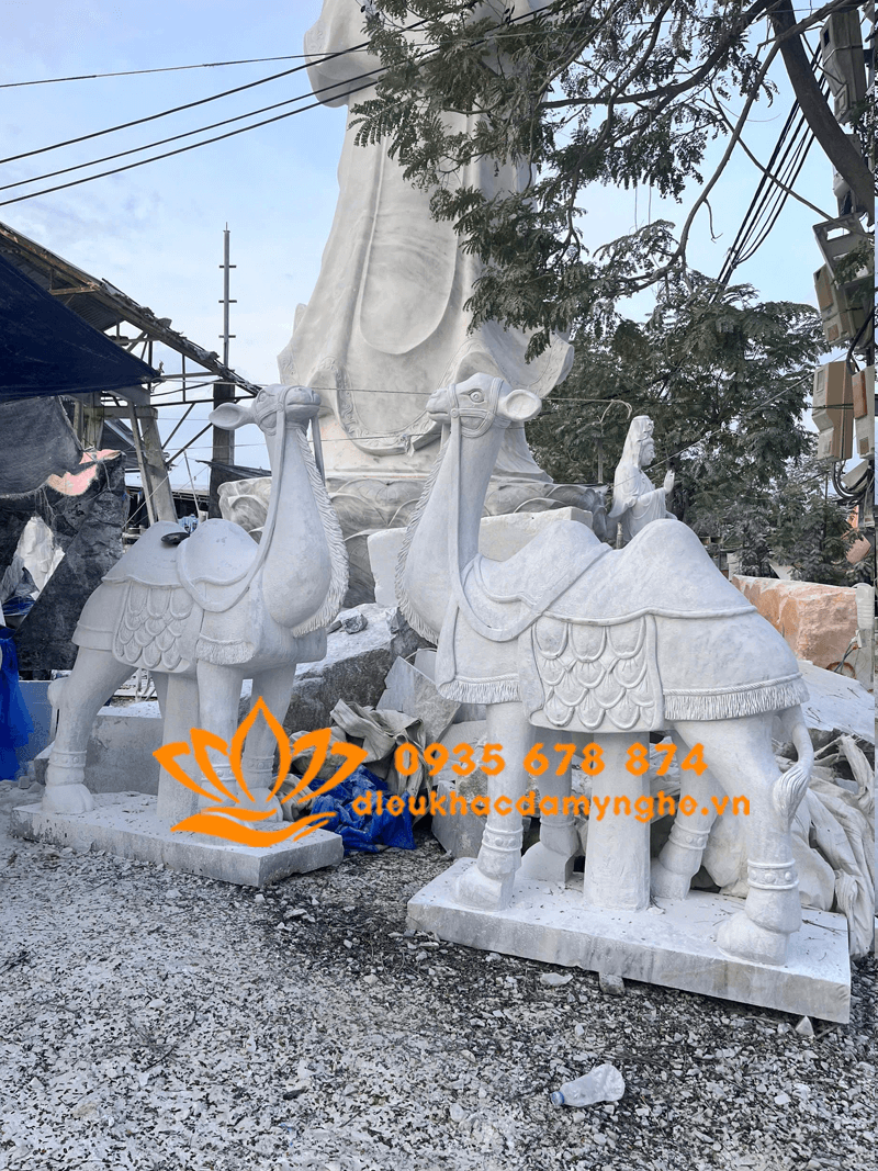Cặp Tượng Lạc Đà Bằng Đá Trắng Cho Nhà Thờ Công Giáo