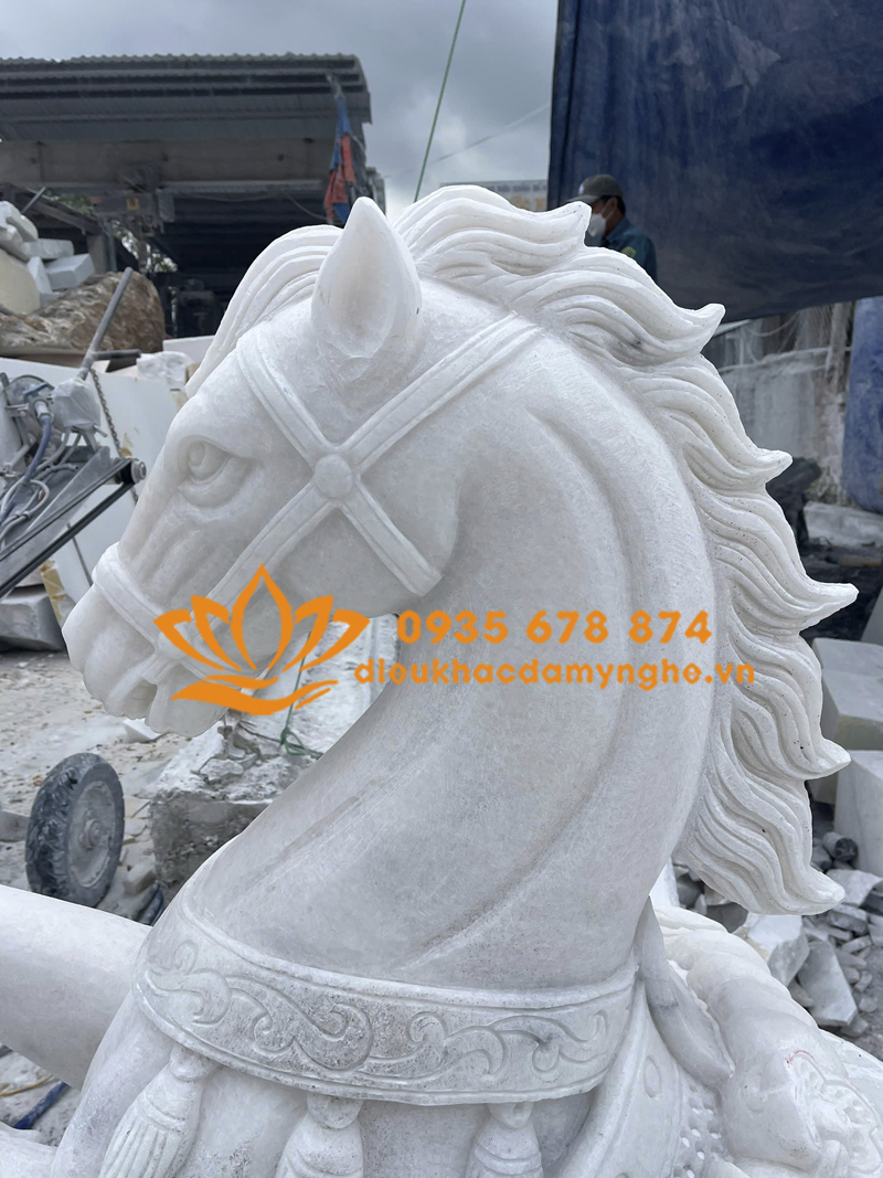 Tượng Ngựa Đứng Tiền Vàng Bằng Đá Mỹ Nghệ Non Nước
