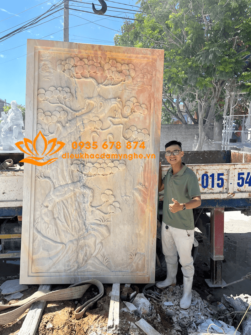 Tranh Phù Điêu Cây Tùng Trên Nền Đá Cẩm Thạch Non Nước