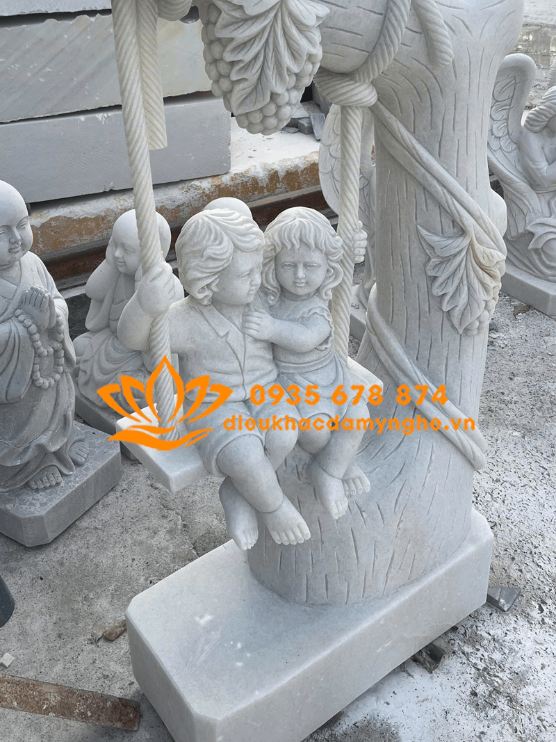 Tượng 2 Em Bé Thiên Thần Ngồi Xích Đu Bằng Đá Trắng Mịn