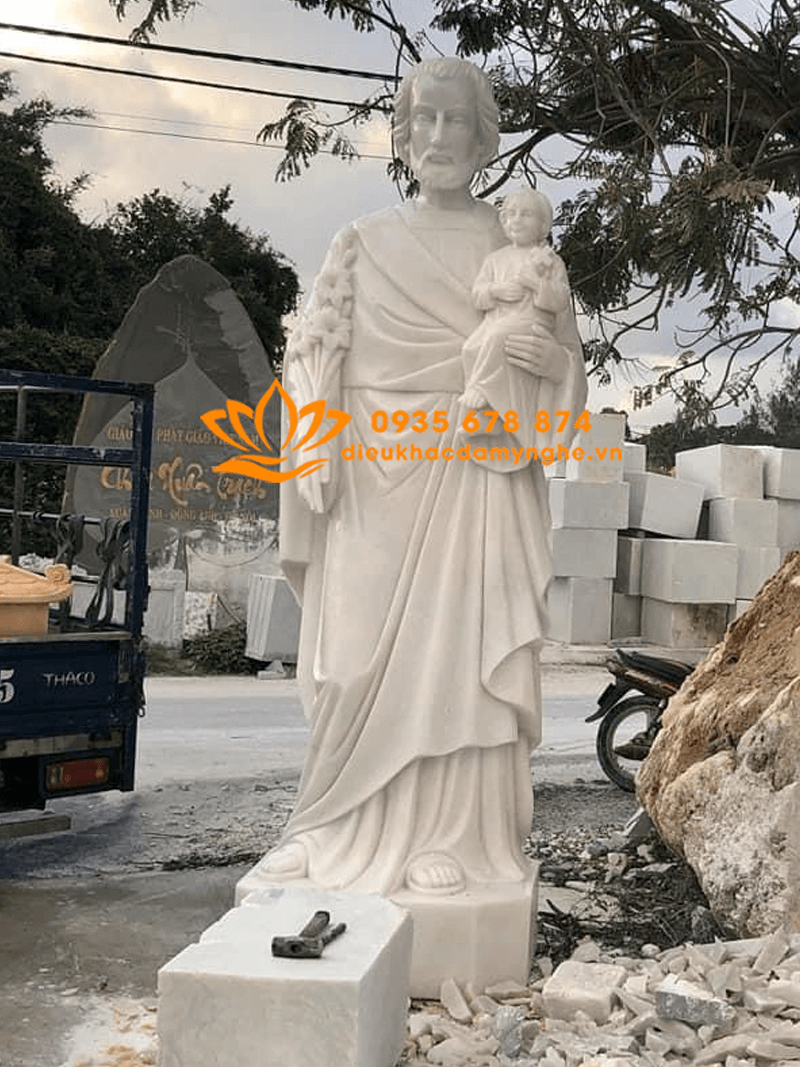 Tượng Thánh Giuse Bế Chúa Bằng Đá Trắng Đà Nẵng