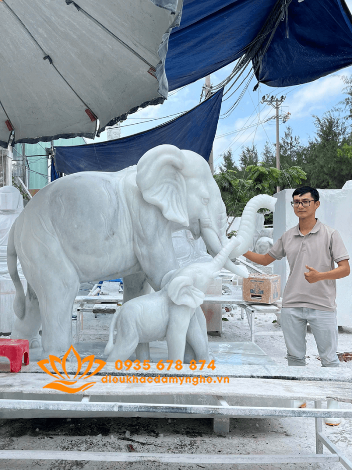 tuong gia dinh voi bang da trang dep