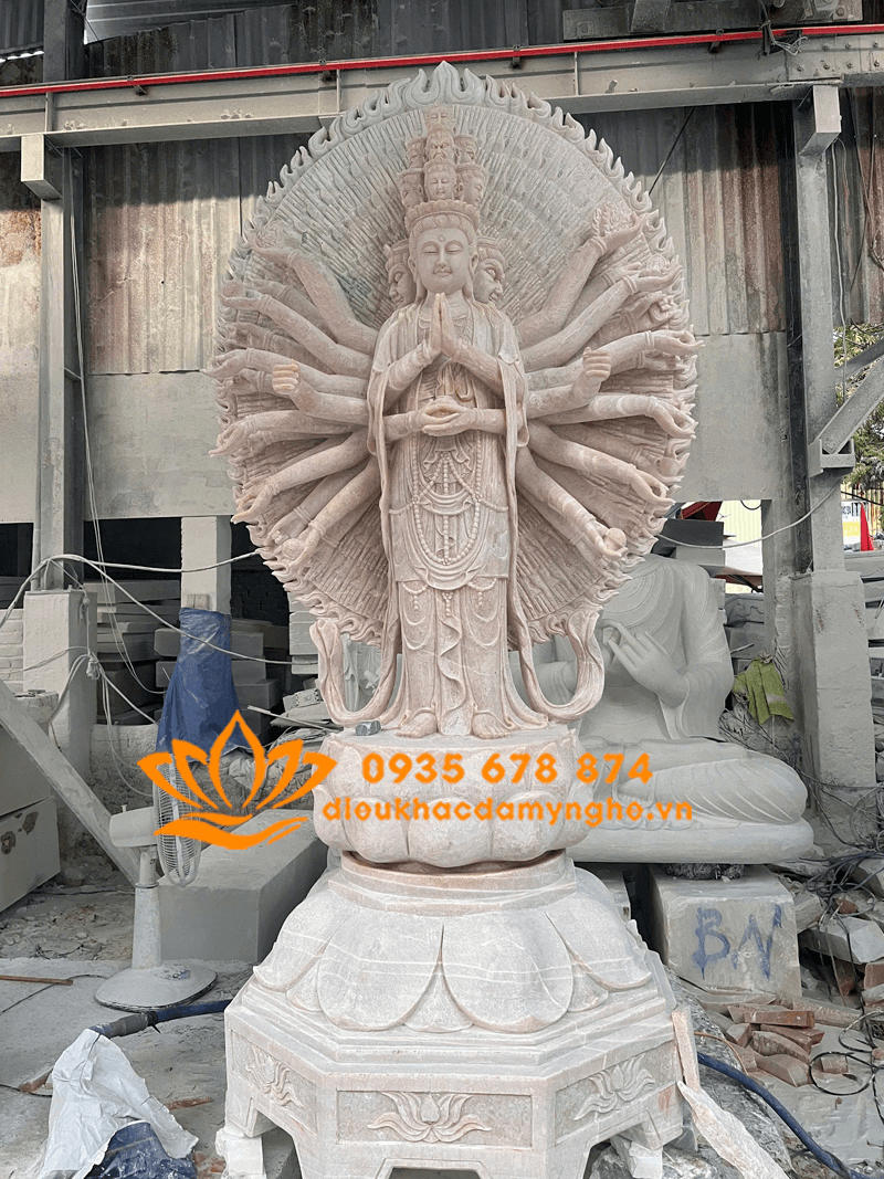 Tượng Phật Quan Âm Nghìn Mắt Nghìn Tay Bằng Đá Vàng