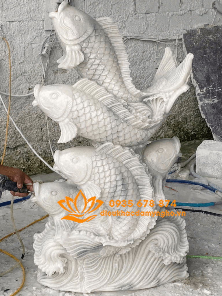 mau tuong ca chep phun nuoc bang da trang