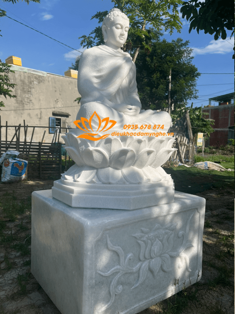 thich ca ngoi tren hoa sen