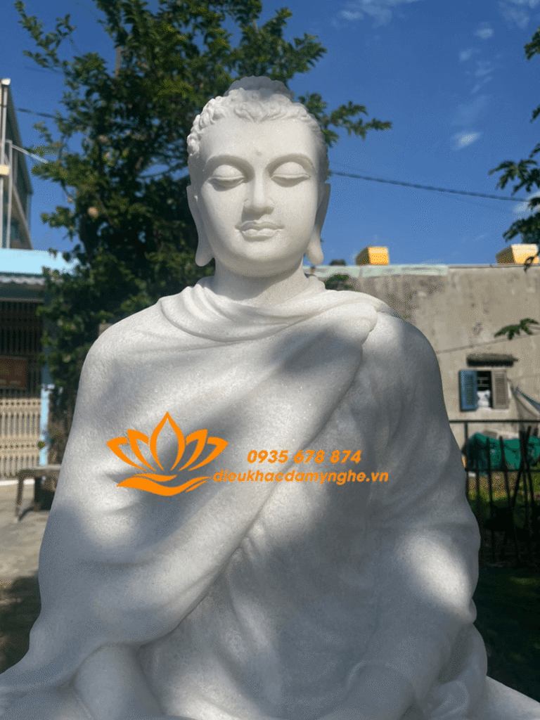 thich ca ngoi tren dai hoa sen