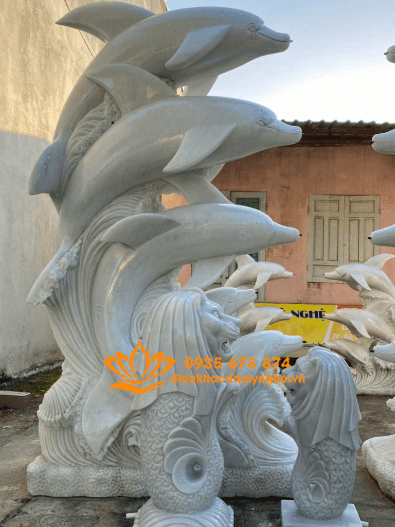 tuong ca heo phun nuoc da cam thach trang