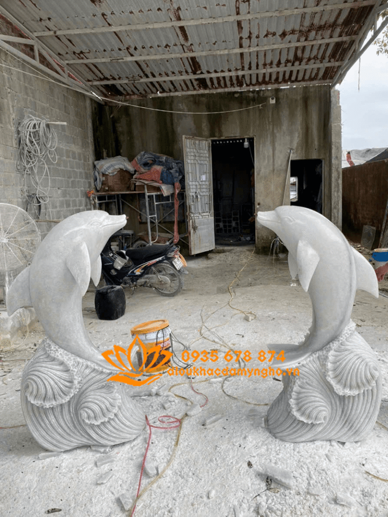 tuong ca heo phun nuoc de san vuon