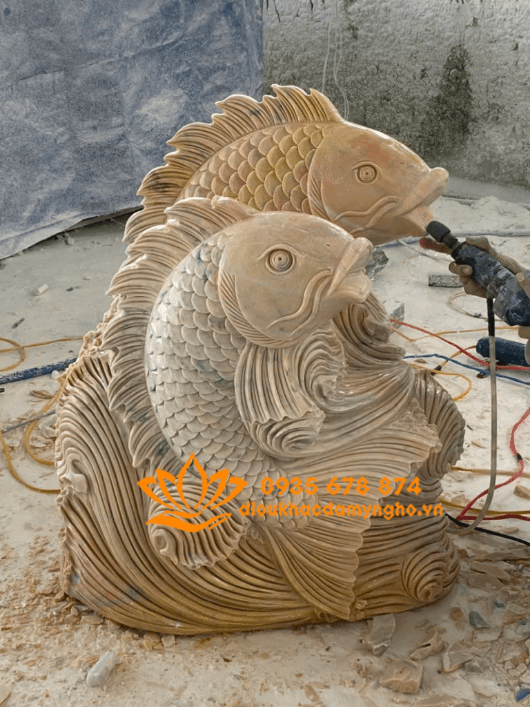 tuong ca chep phong thuy san vuon