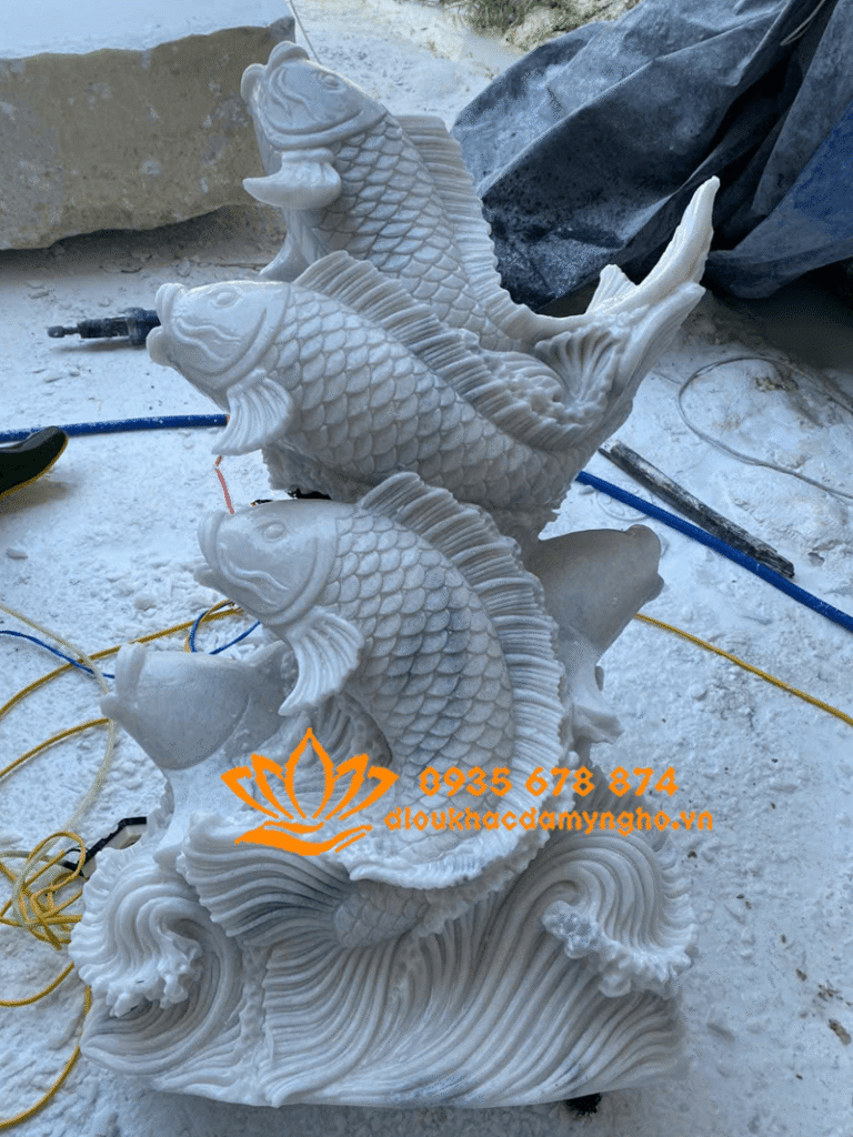 tuong ca chep phong thuy phun nuoc