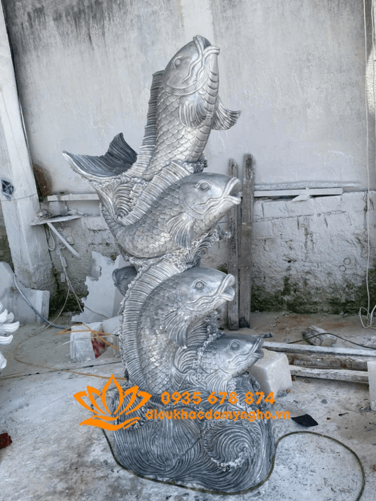 tuong ca chep phun nuoc bang da xam