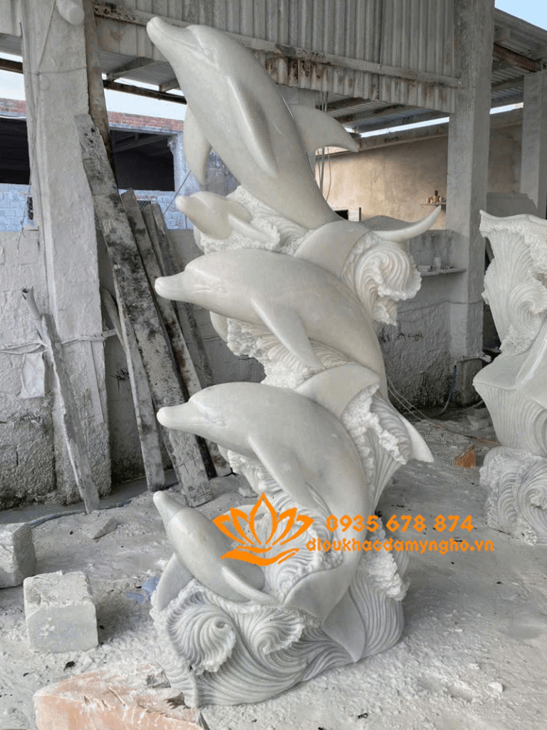 tuong ca heo phun nuoc bang da trang dep nhat