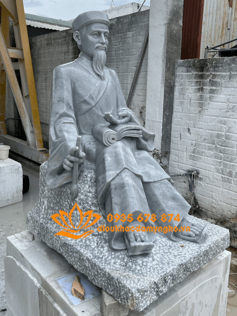 dieu khac tuong chan dung theo yeu cau bang da tuong chan dung nguyen binh khiem ngoi doc sach