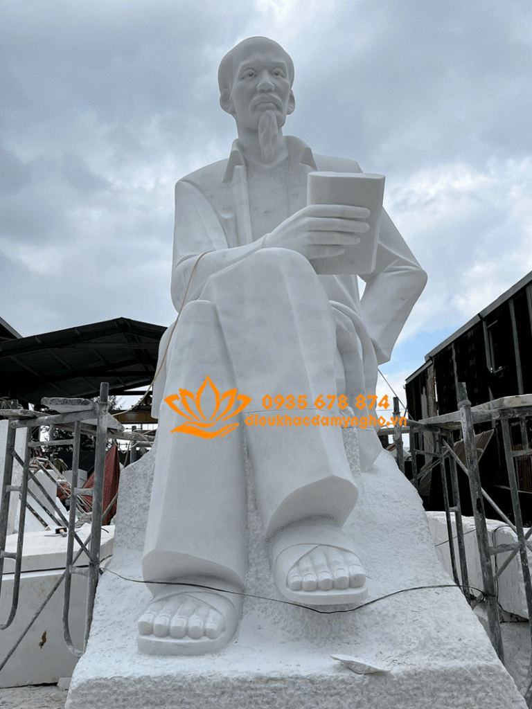 chuyen dieu khac tuong bac ho bang da nguyen khoi tuong bac ho ngoi doc sach bang da trang