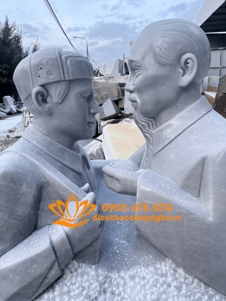 dieu khac tuon chan dung bac ho va chu bo doi tuong bac ho đi tham chu bo doi bang da xam