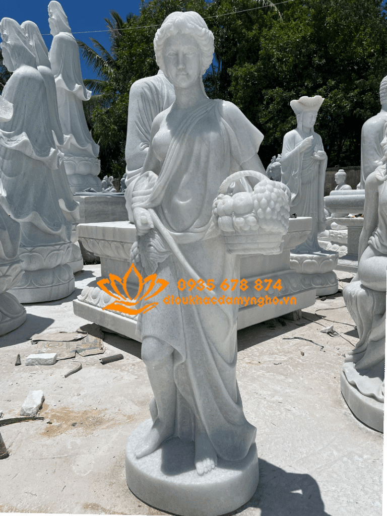 tuong thieu nu ben gio trai cay