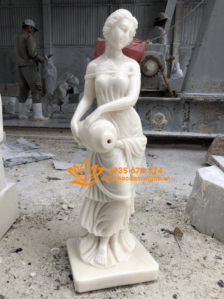 tuong co gai om binh nuoc