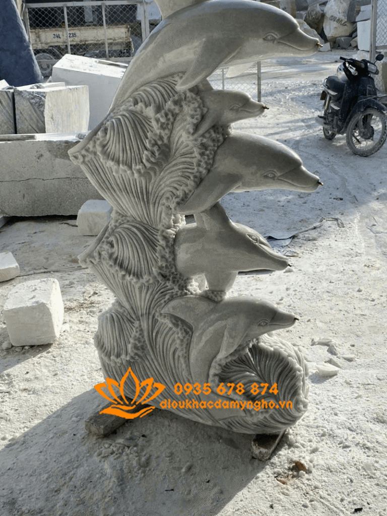 tuong ca heo phun nuoc da trang tri ngoai troi