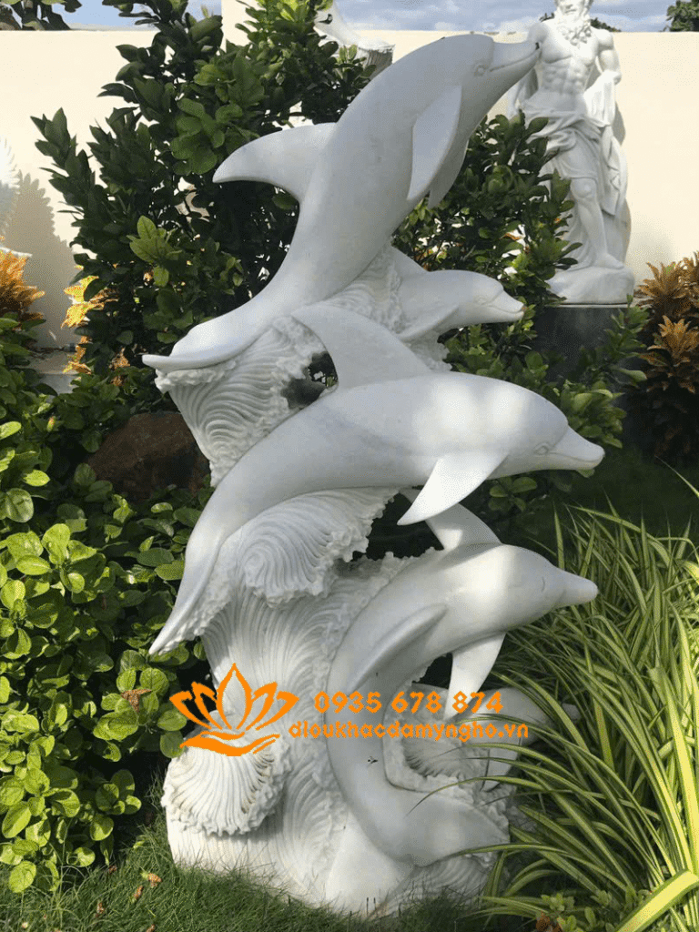 tuong ca heo phun nuoc vuot song