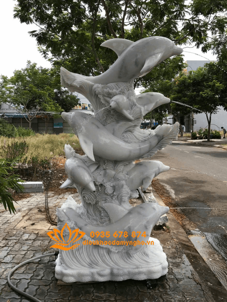 tuong ca heo phun nuoc vuot song da xam