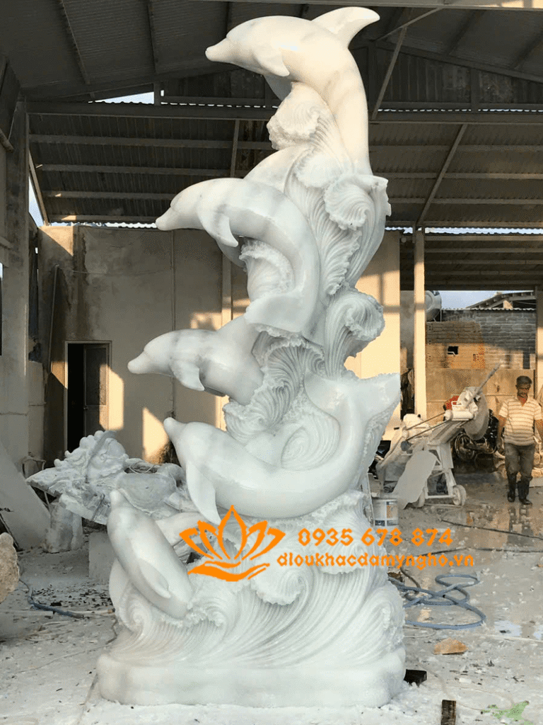 tuong ca heo vuot song phun nuoc da trang cam thach