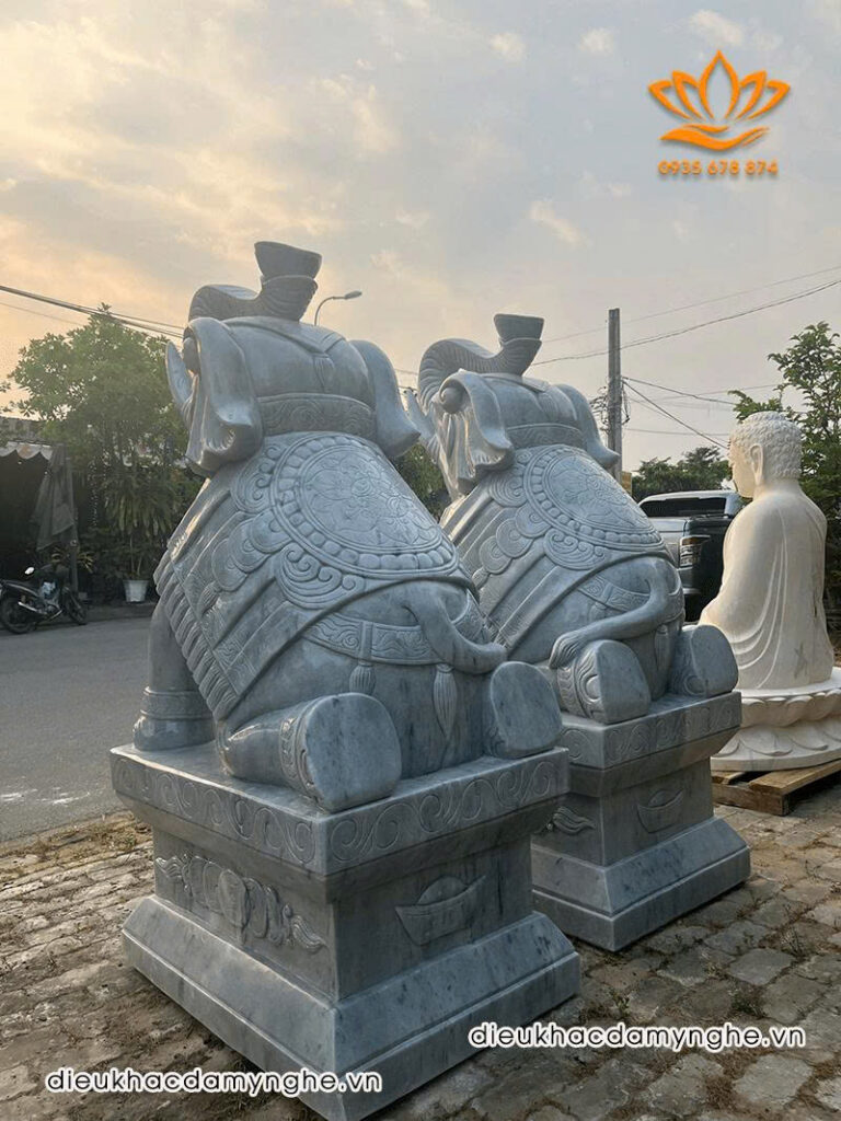 hinh anh tu phia sau tuong voi quy phuc