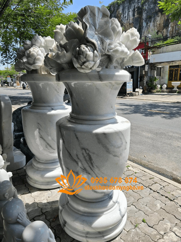 hoa sen no tren luc binh