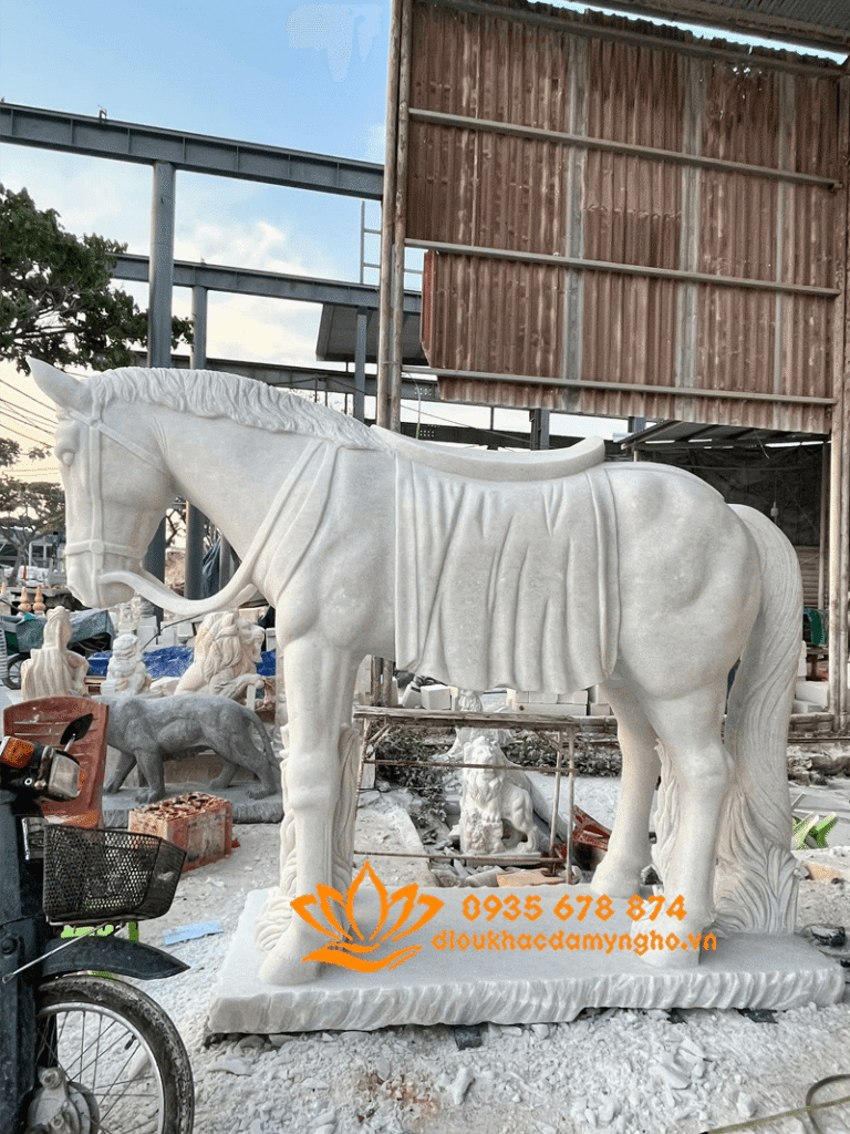 dieu khac tuong ngua bang da dep