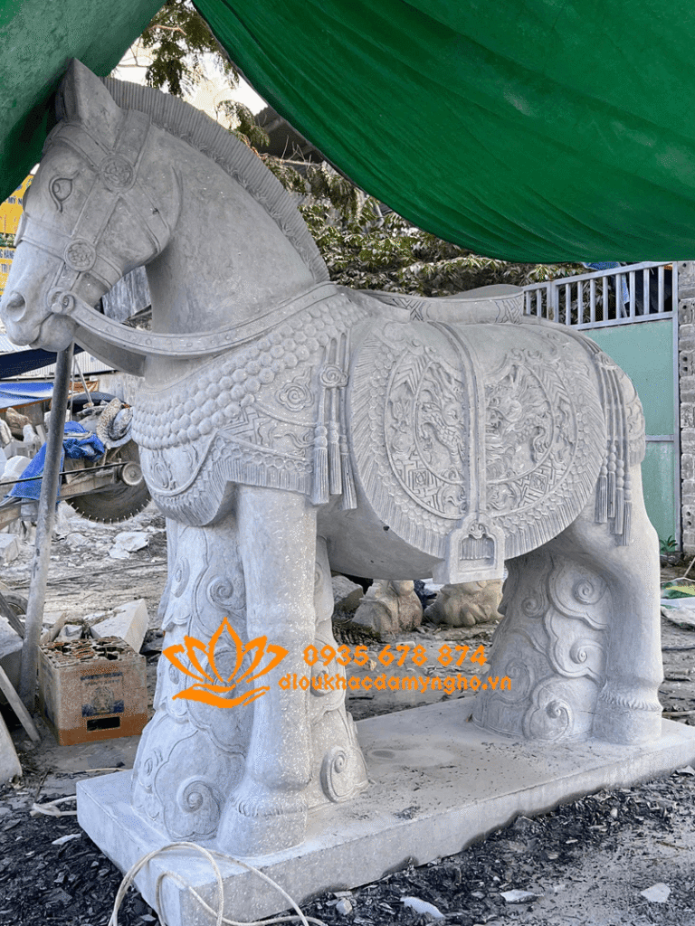 dieu khac tuong ngua bang da dep