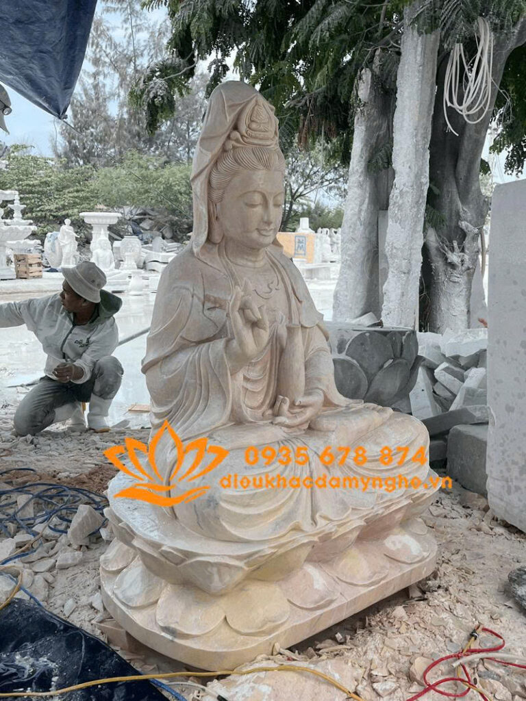 quan am bo tat ngoi hoa sen