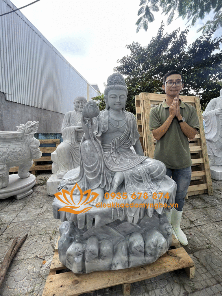 quan am tu tai tay cam hoa sen