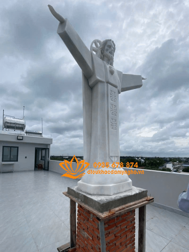 tuong chua cuu the bang da trang dep