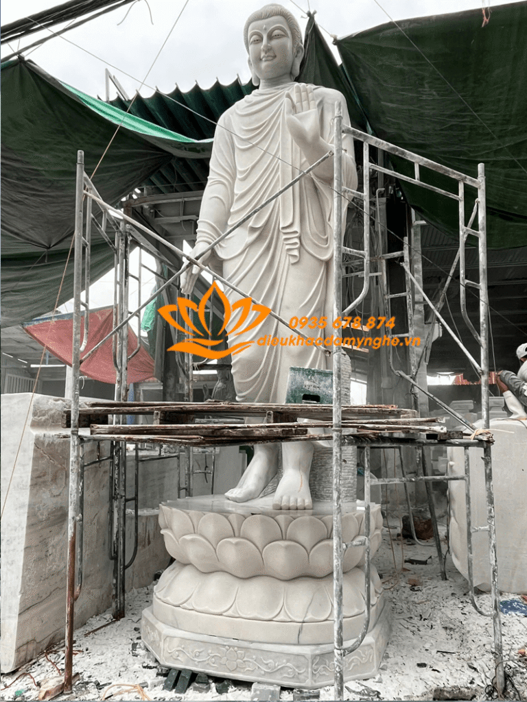 tuong phat thich ca dung toa sen