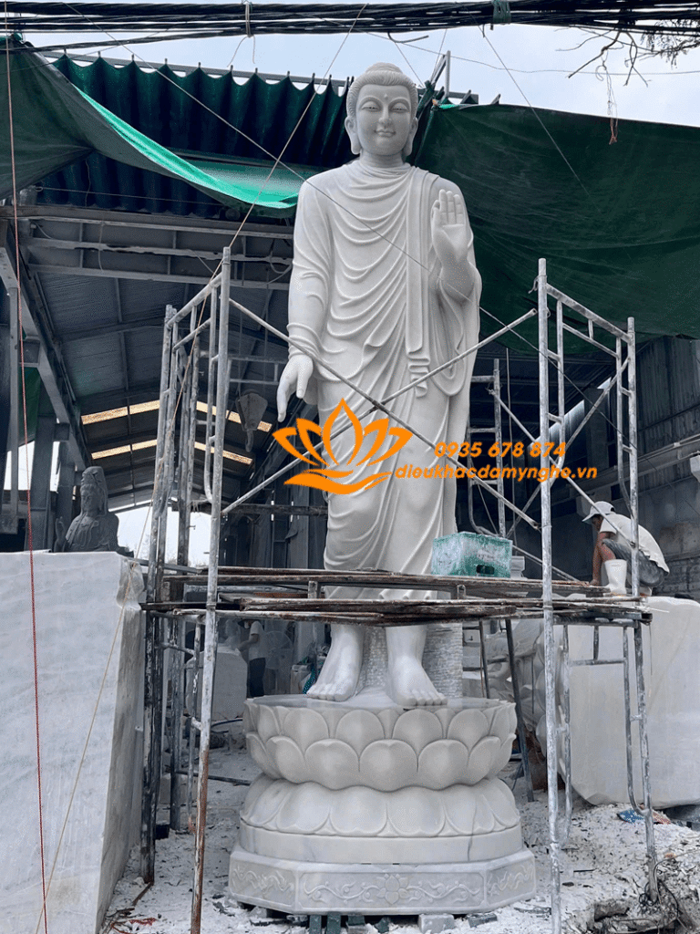 thich ca dung tren toa sen