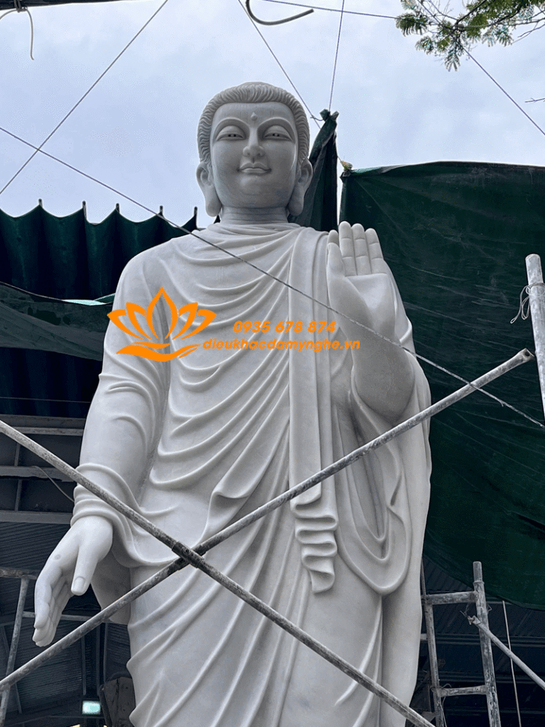 tuong phat thich ca dung tren toa sen