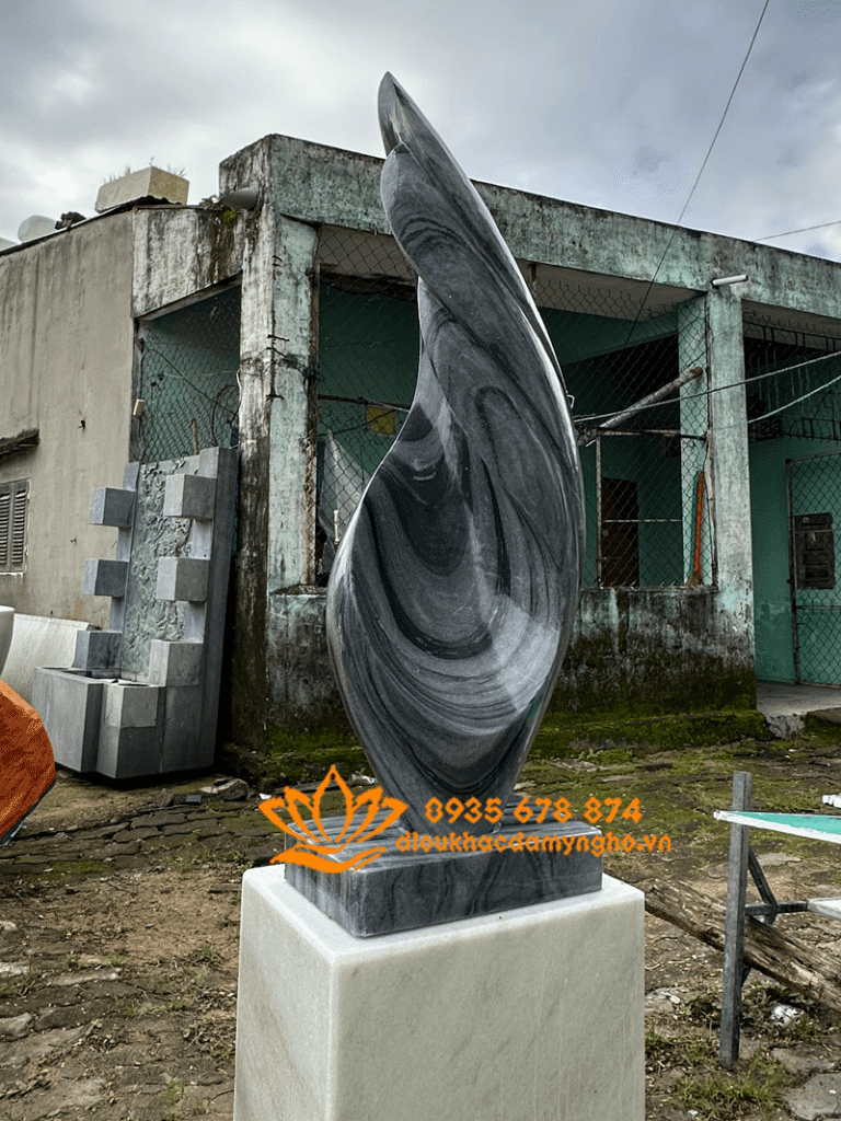 tuong nghe thuat bang da xam lon