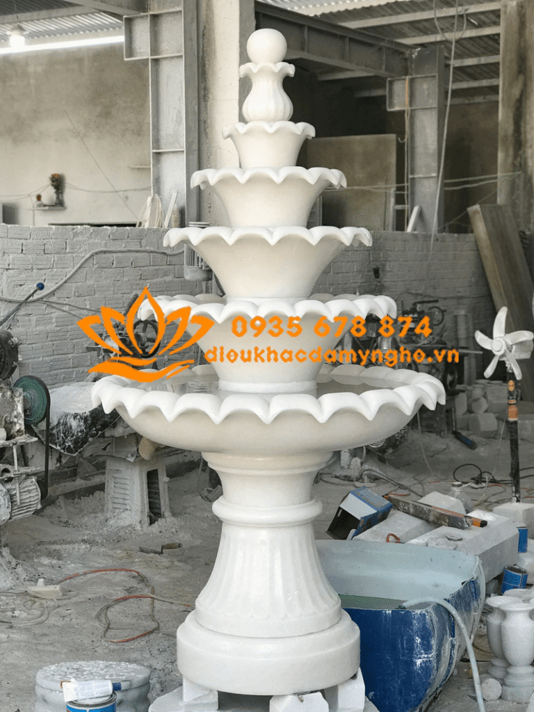 dai phun nuoc 5 tang size nho trang tri san vuon