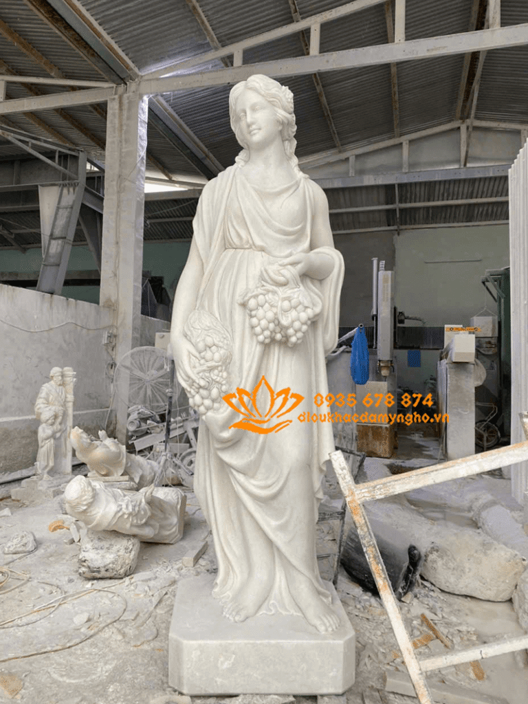 tuong co gai cam gio trai cay