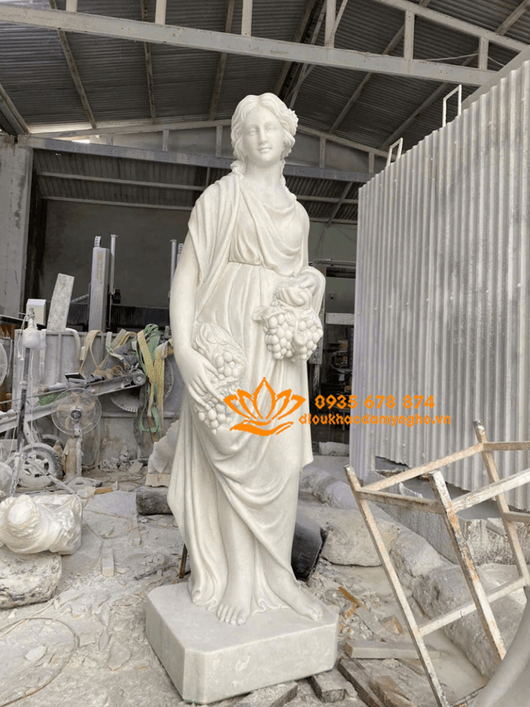 co gai cam gio trai cay