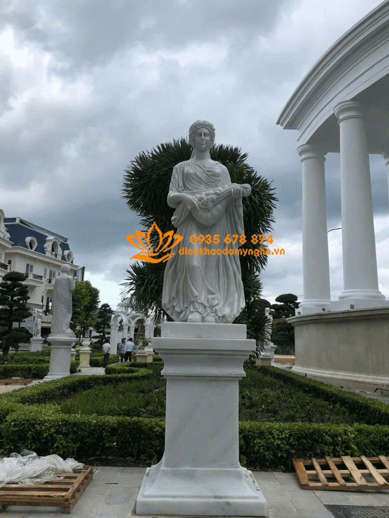 tuong co gai dung om hoa