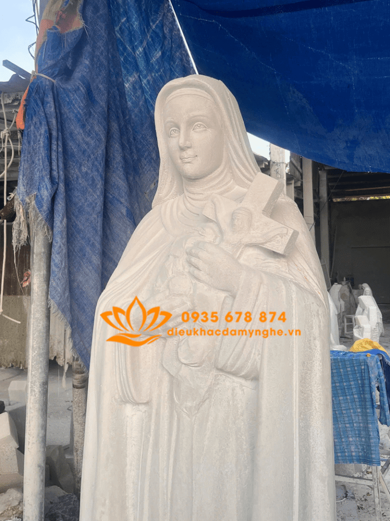 tuong ba thanh teresa bang da dep tu nhien